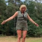 Frau in Fitnesskleidung im Freien, bereit für ein Workout.