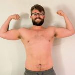 Mann zeigt Muskeln und Lächeln, inspiriert für Fitness und Ernährung.