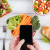 een telefoon die wordt gebruikt om voeding mee te tracken