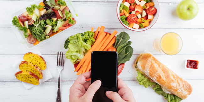 een telefoon die wordt gebruikt om voeding mee te tracken